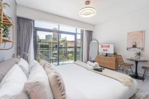 Gallery image of Modern Bali Vibes Studio with Pool and Palm Tree Views JVC in Dubai