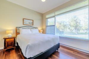 Katil atau katil-katil dalam bilik di Emu Point Beach Cottages - by the BnB Collection