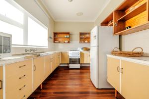 Dapur atau dapur kecil di Emu Point Beach Cottages - by the BnB Collection