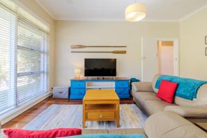 Ruang duduk di Emu Point Beach Cottages - by the BnB Collection +21 gambar