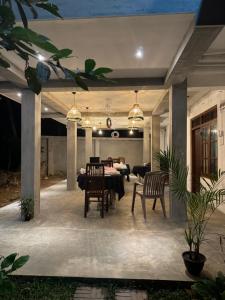 Patio nebo venkovní prostory v ubytování Brinkhouse Guesthouse , Unawatuna beach