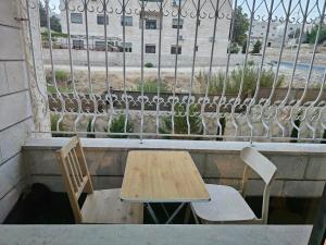 - Balcón con ventana con mesa y 2 sillas en شقة 3غرف نوم في ضاحية الرشيد, en Amán