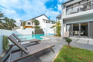 een villa met zwembad en huis bij V192 Brand New Golf side 5BR Villa with Private Pool in Ban Kathu (1)