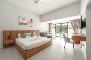 een slaapkamer met een bed en een woonkamer bij V192 Brand New Golf side 5BR Villa with Private Pool in Ban Kathu (1) +22 foto's