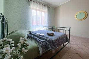a bedroom with a bed with flowers and a mirror at Civico 21 in Càbras