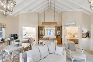 ein Wohnzimmer mit Sofa und Tisch in der Unterkunft Collins Cottage - Luxury Accommodation in Bright