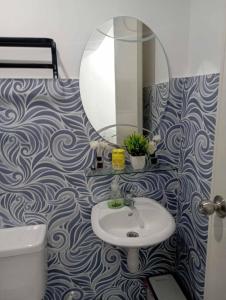 Ένα μπάνιο στο Modern House by EC Homes