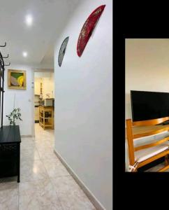 een rood blad op een muur in een kamer bij Piso Salou in Salou