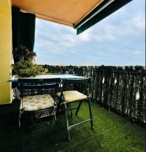 een tafel en stoelen op een balkon bij Piso Salou in Salou