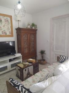 een woonkamer met een bank en een tv bij Piso Salou in Salou +7 foto's