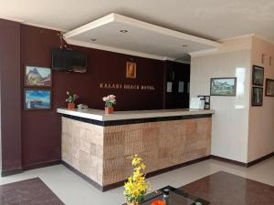 Darukalaki beach hotel的墙上有标牌的餐厅内的酒吧