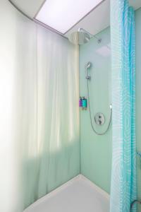 Bắc GiangTru by Hilton Bac Giang City Centre的带淋浴和浴帘的浴室