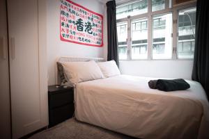 Postel nebo postele na pokoji v ubytování Cozy flat in Hong Kong