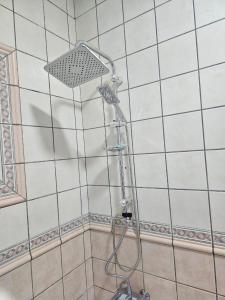 una ducha con cabezal de ducha en un baño en شقة 3غرف نوم في ضاحية الرشيد, en Amán 12 fotos más
