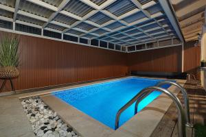 an indoor swimming pool with a ceiling with at בקתה בשמורה in Shomera