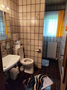 Koupelna v ubytování Privatzimmer Pendl + 37 fotografií