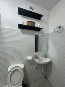 Ảnh trong thư viện ảnh của Pamoja stays - Modern studio near transit with balcony and workspace ở Rungiri