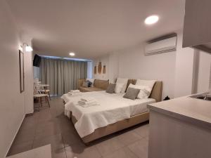 a bedroom with a bed and a couch in it at Casa del Mare in Vlikhon