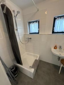 Ένα μπάνιο στο Möblierte Wohnung im Herzen Ottersbergs für Monteure und geschäftlich Reisende - AD4 EG