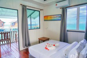 Postel nebo postele na pokoji v ubytování Starz Water Village仙本那星星美亚水屋