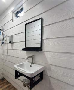 Starz Water Village仙本那星星美亚水屋 في سيمبورنا: حمام مع حوض ومرآة على الحائط +55 صورة