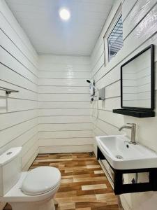 Koupelna v ubytování Starz Water Village仙本那星星美亚水屋 + 30 fotografií