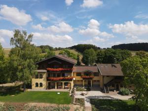 an aerial view of a house with a yard at Ante Romantikhof in Bromskirchen
