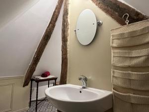 Le RenouardにあるLa maison du Cotilの洗面台と壁に鏡が付いたバスルーム +21枚の写真