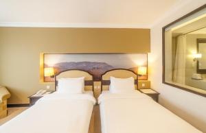 Postel nebo postele na pokoji v ubytování La Sapinette Hotel Dalat