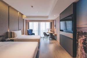 Postel nebo postele na pokoji v ubytování Atour S Hotel Shanghai Xujiahui Tianyaoqiao