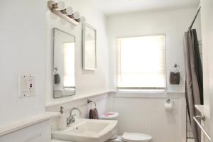 Un baño blanco con lavabo e inodoro. en Los Angeles Red Rose, en Monterey Park 57 fotos más