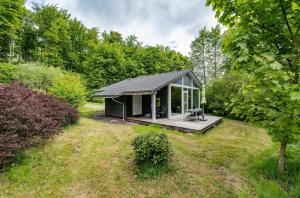 a small cabin in the middle of a yard at 2 Personen mit Sauna F0H5 in Ruhla