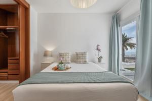 ein Schlafzimmer mit einem großen Bett mit Fenster in der Unterkunft La Casa de Los Gigantes in Acantilado de los Gigantes + 33 Fotos