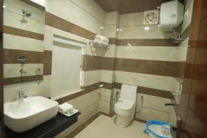 un baño con lavabo e inodoro en The Radiance - kufri, en Chail 14 fotos más