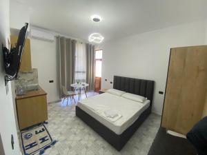 Giường trong phòng chung tại Mehmetaj’s Guest House +8 ảnh