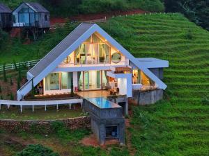 an aerial view of a house on a hill at Thenor-เดอะนอร์ in Mon Jam