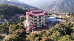 Nespecifikovaný výhled na hory nebo výhled na hory při pohledu z hotelu