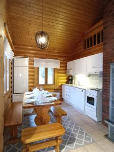 Kuchyň nebo kuchyňský kout v ubytování Kolilla oy, Purnutar B