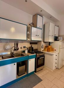 una cucina con lavello e fornello forno superiore di Casa Löa a Loano