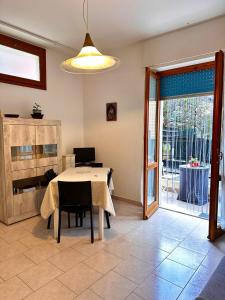 una sala da pranzo con tavolo e porta scorrevole in vetro di Casa Löa a Loano 1 altra foto