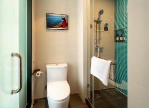 un baño con inodoro y ducha en Atour Hotel Shanghai Lujiazui Minsheng Road Station, en Shanghái 34 fotos más