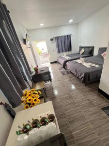 Postel nebo postele na pokoji v ubytování พราวด์รีสอร์ท ศรีเทพ