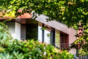 Un edificio con una ventana en el costado. en Ferienhaus "Am Kühl", en Poppenhausen 6 fotos más