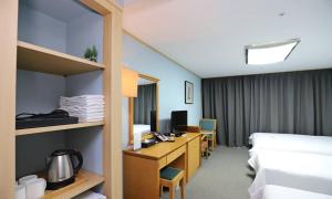 um quarto de hotel com uma cama e uma escrivaninha em Busan Metropolitan City Corporation's Arpina em Busan mais 46 fotografias
