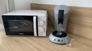 a coffee maker and a blender sitting on a counter at Le Lounge Hénaux in Lille
