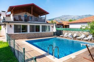 een zwembad in de achtertuin van een huis bij Villa Moon - Tranquil 3BR Villa with Private Pool in Koycegiz