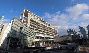 um grande edifício branco com muitas janelas em Busan Metropolitan City Corporation's Arpina em Busan
