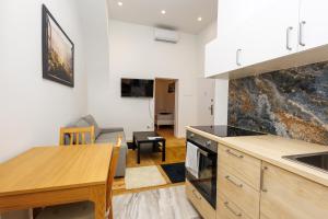 Una cocina y un comedor con una mesa y un comedor. en Top Apart close to city center, en Viena