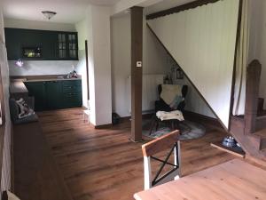 OberharlesにあるFerienhaus Untere Mühleのリビングルーム(階段付)、キッチン +18枚の写真