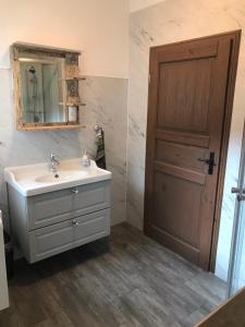 OberharlesにあるFerienhaus Untere Mühleの洗面台と鏡とドアのあるバスルーム